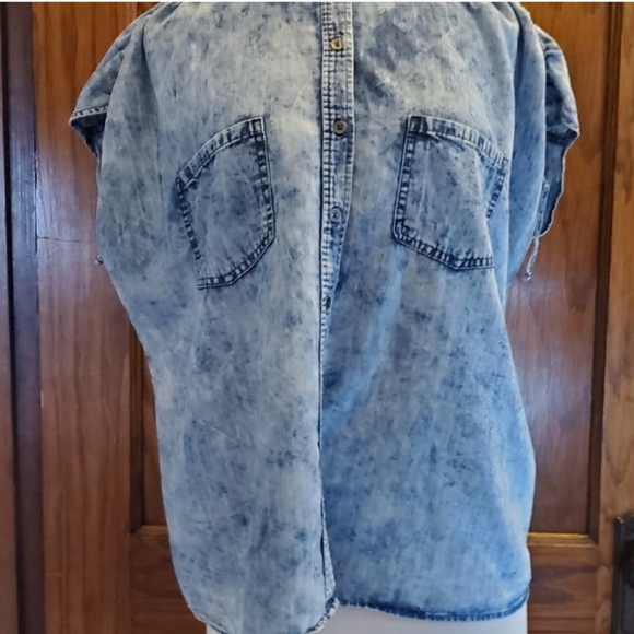 🍂✨️🍁 Rock & Republic button down denim shirt. Size XXL. Soft and comfortable. - Picture 3 of 9